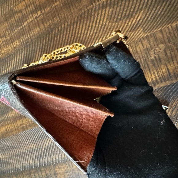 - Louis Vuitton
Vintage LV Monogram Sarah Wallet designed by me hand paint… - Picture 11 of 16